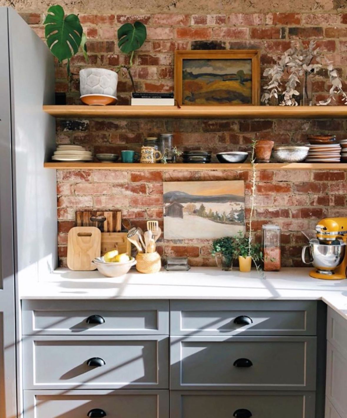 Style Open Shelves in Kitchen