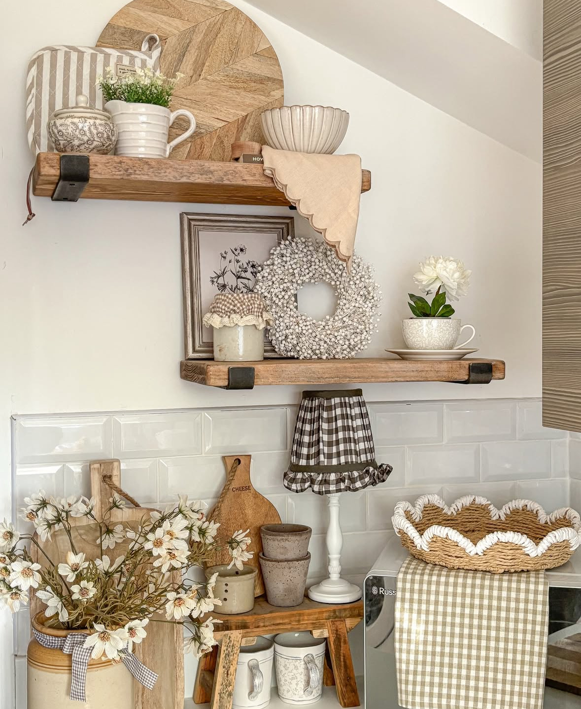 Style Open Shelves in Kitchen